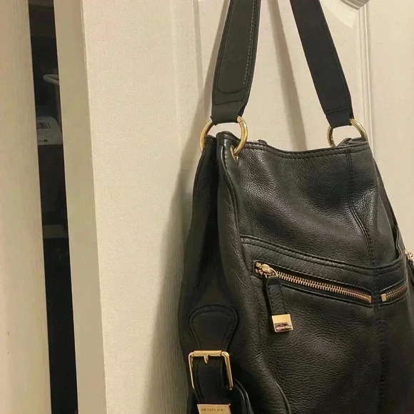 Michael Kors Black Leather Shoulder bag with Gold Hardware Zipper - Picture 15 of 16